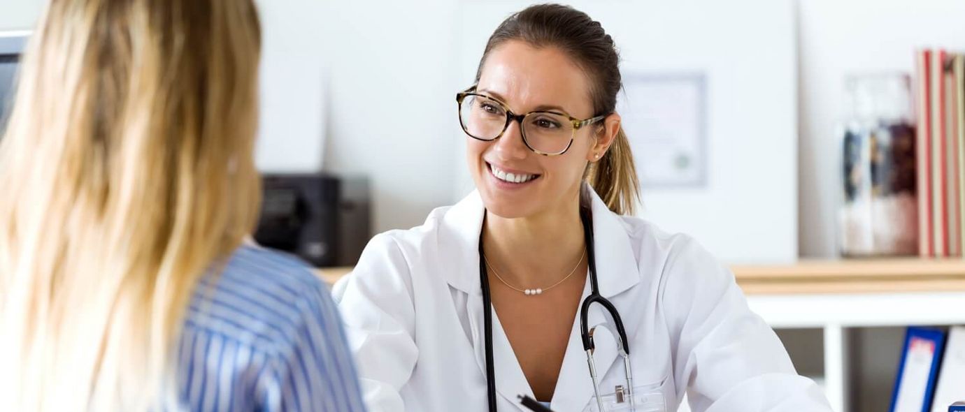 freundliche Ärztin spricht mit Patientin