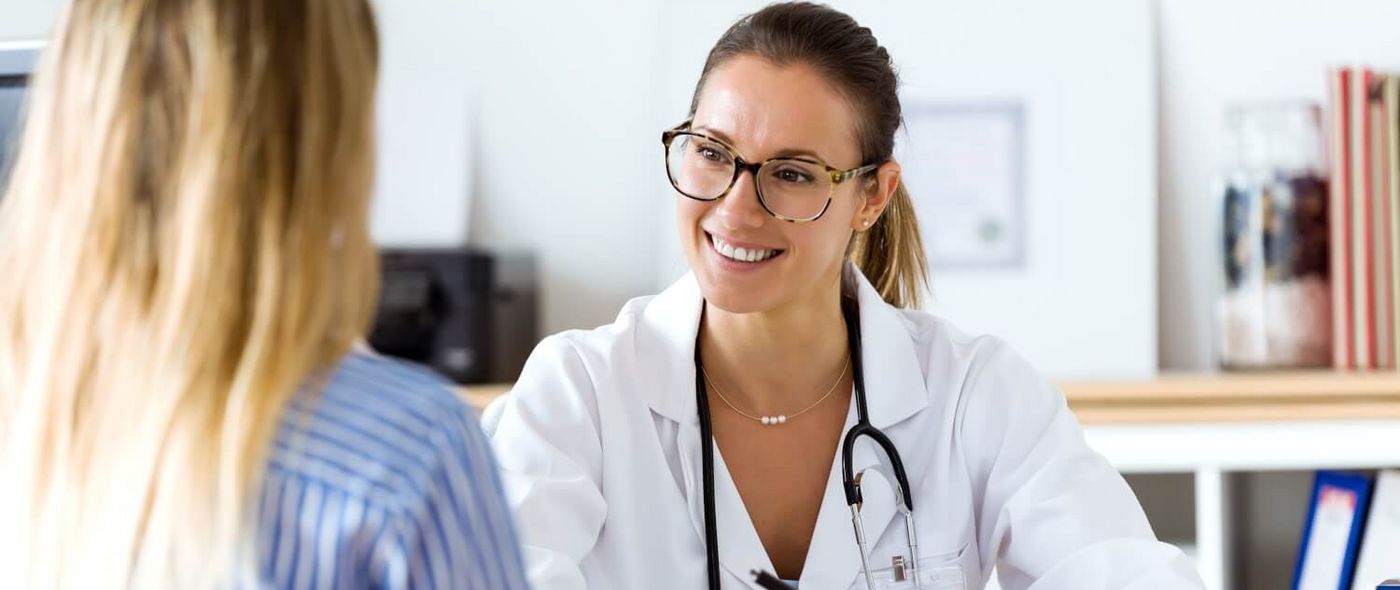 freundliche Ärztin spricht mit Patientin