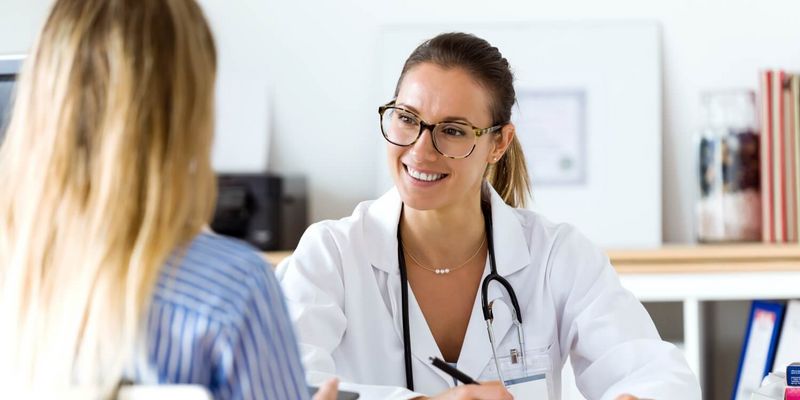 freundliche Ärztin spricht mit Patientin