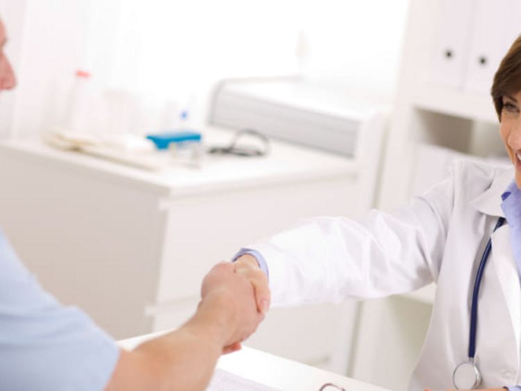 Patient schüttelt Hand einer Ärztin