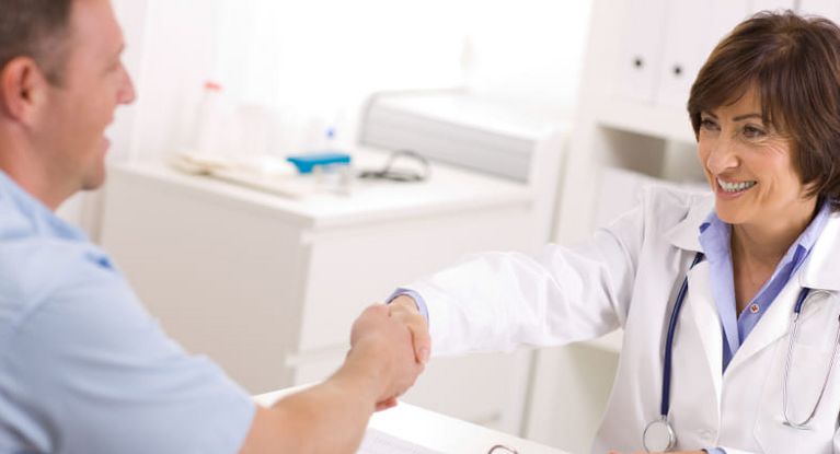 Patient zeigt Ärztin seine Gesundheitskarte