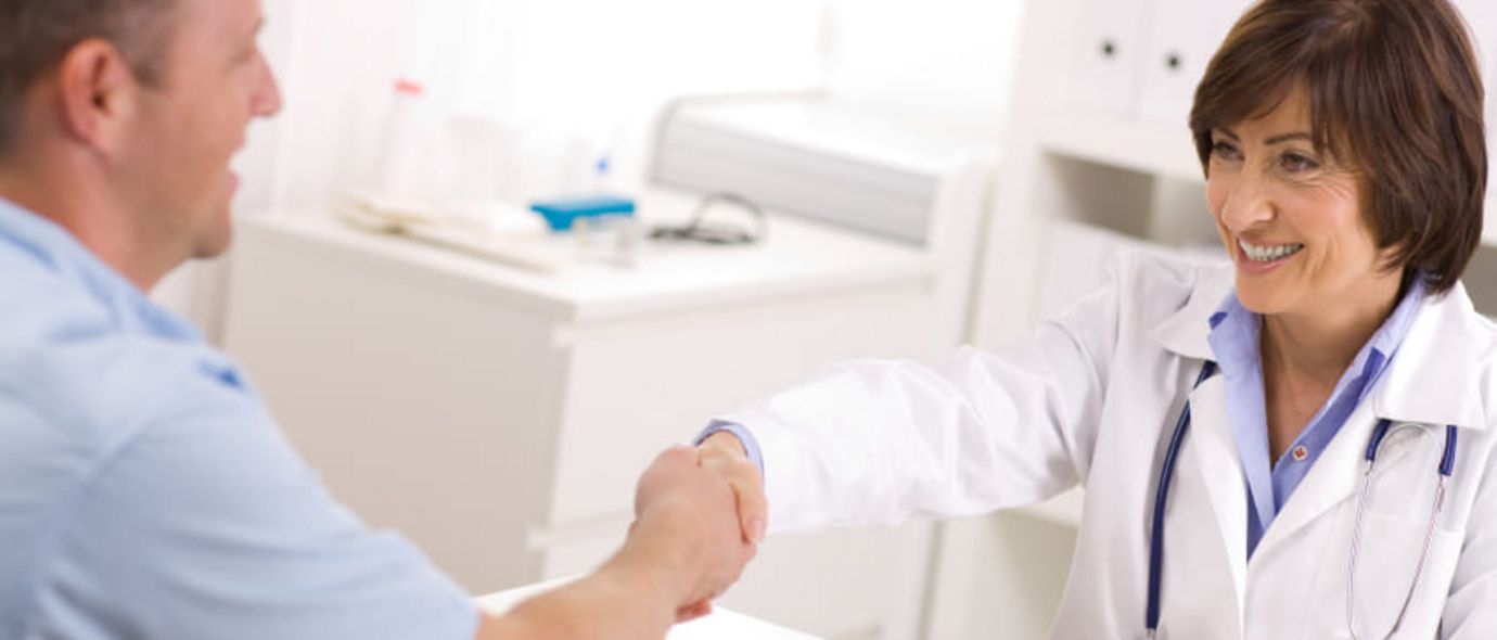 Patient schüttelt Hand einer Ärztin